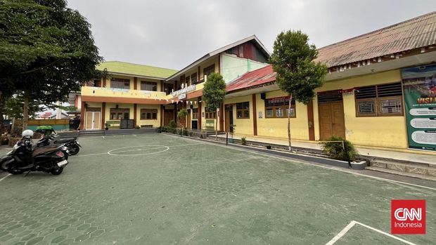 Semua sekolah di Ambon, Maluku diliburkan terkait kabut asap tebal Karhutla kiriman dari Papua. (CNN Indonesia/Said Sotta)