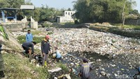 Sampah Kiriman Penuhi Kali Unus Mataram, Pemkot Kerahkan 150 Petugas