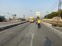 Vario Sundul Tronton Belok di Pantura Demak, Pembonceng Tewas