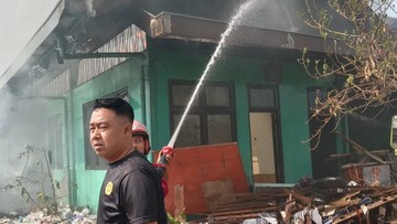 Gudang di TPA Jatibarang Semarang Terbakar