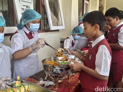 Video: SD Denpasar Lakukan Uji Coba Prasmanan MBG