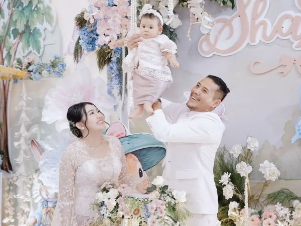 Momen Via Vallen Gelar Tedak Siten Shazza