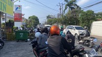 Warga Denpasar Tetap Antre di SPBU Meski Bensin Habis, Rela Tunggu sampai Malam