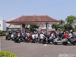 Warga di Gianyar Berburu ke 10 SPBU Demi BBM, Nusa Penida Justru Lengang