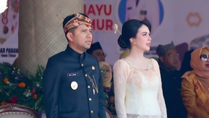 Potret Anggun Arumi Bachsin Berkebaya Krem di Upacara HUT ke-81 Jawa Timur