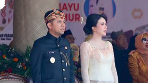 Potret Anggun Arumi Bachsin Berkebaya Krem di Upacara HUT ke-81 Jawa Timur