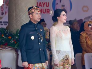 Potret Anggun Arumi Bachsin Berkebaya Krem di Upacara HUT ke-81 Jawa Timur