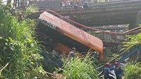 Kronologi Elf Rem Blong Terjun ke Sungai di Bogor hingga Tewaskan Sopir