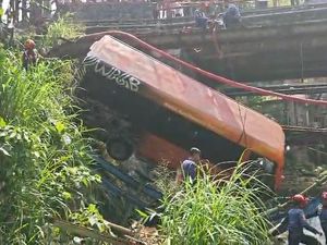 Kronologi Elf Rem Blong Terjun ke Sungai di Bogor hingga Tewaskan Sopir