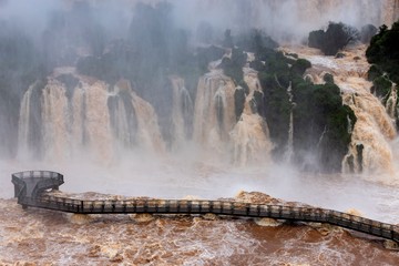 Lonjakan Debit Air Ekstrem Paksa Penutupan Jalur Wisata Air Terjun Iguazu