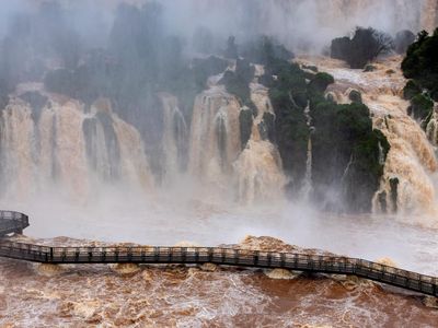 Debit Air Melonjak Ekstrem, Jalur Wisata Air Terjun Iguazu Ditutup