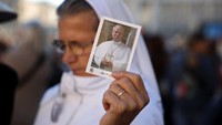 Doa untuk Kesembuhan Paus Leo XIV Menggema di Lapangan Santo Petrus