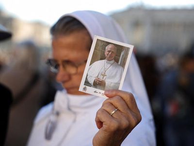 Doa untuk Kesembuhan Paus Leo XIV Menggema di Lapangan Santo Petrus