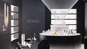 Gerai Terbaru Sensai Beauty di Plaza Indonesia Hadirkan Seni Kaca Bentuk Sutra