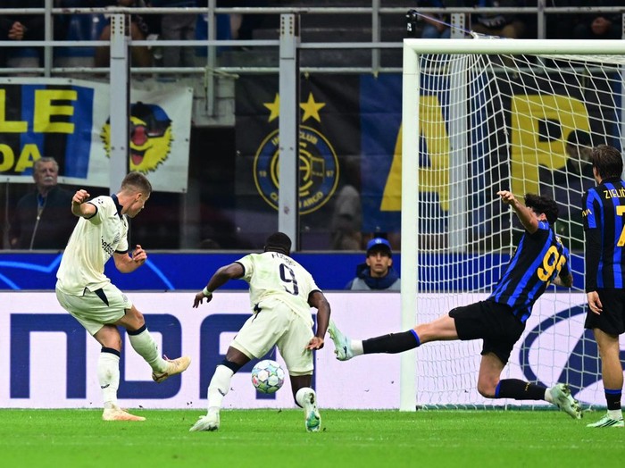 Soccer Football - UEFA Champions League - Inter Milan v Club Brugge - San Siro, Milan, Italy - October 13, 2026 Club Brugge's Nicolo Tresoldi scores their third goal to complete his hat-trick REUTERS/Daniele Mascolo