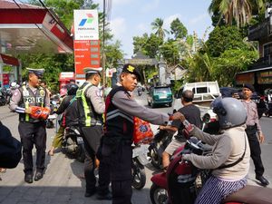 Polres Bangli Bagikan Air Mineral untuk Antrean Warga di SPBU