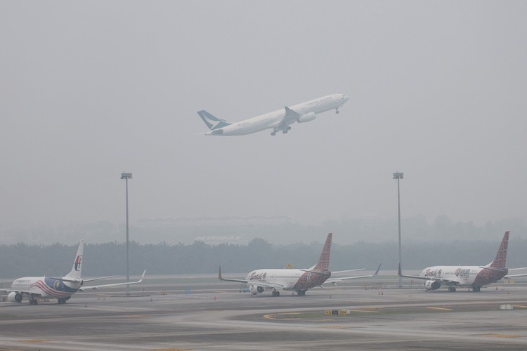 Kabut Asap Karhutla Indonesia Ganggu Penerbangan di Malaysia
