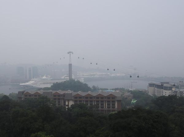 Kabut Asap Selimuti Singapura, Kapal hingga Kereta Gantung Tersamar