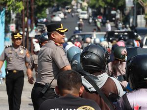 Kapolres Tabanan Turun Atur Lalin dan Bagikan Air Mineral di Tengah Antrean BBM