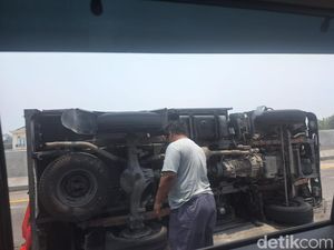 Awas! Ada Pikap Terguling di Tol Surabaya-Mojokerto