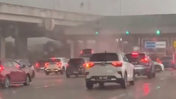 Ngeri, Mobil MPV Tiba-tiba Melayang Tersapu Puting Beliung di Gerbang Tol