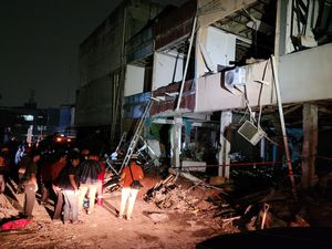 Kondisi Terkini TKP Ledakan di Pasar Cimanggis, Puing Bangunan Berserakan