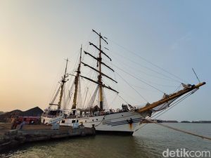 KRI Dewaruci Bersandar di Cirebon, Warga Bisa Naik Kapal TNI AL