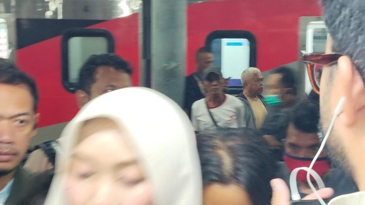 KRL INKA Bermasalah Lagi, Penumpang Pindah ke KRL Lain di Stasiun Pasar Minggu