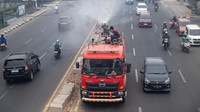 Kurangi Dampak Karhutla, Petugas Lakukan Penyemprotan Air di Palembang
