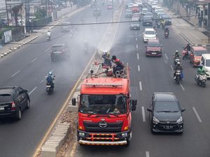 Kurangi Dampak Karhutla, Petugas Lakukan Penyemprotan Air di Palembang