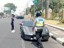 Lamborghini Ditabrak Gran Max di Lampu Merah Simpang UIN Jogja