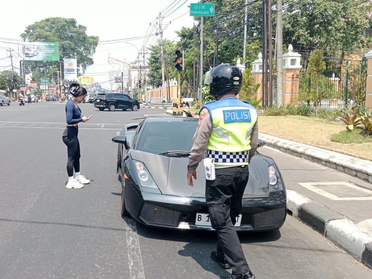 Insiden Serudukan Lamborghini dan Gran Max di Simpang UIN Jogja: Kegagalan Rem atau Faktor Lain?