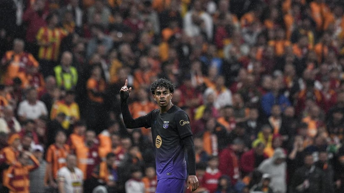 Lamine Yamal di laga Galatasaray vs Barcelona di Rams Park, Rabu (14/10) dini hari WIB. (Foto: Arife Karakum/Anadolu via Getty Images)