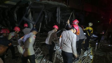 Brimob Polda Metro Evakuasi Korban Ledakan di Pasar Cimanggis Ciputat