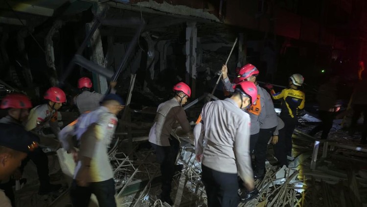 Brimob Polda Metro Evakuasi Korban Ledakan di Pasar Cimanggis Ciputat
