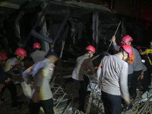 Brimob Polda Metro Evakuasi Korban Ledakan di Pasar Cimanggis Ciputat