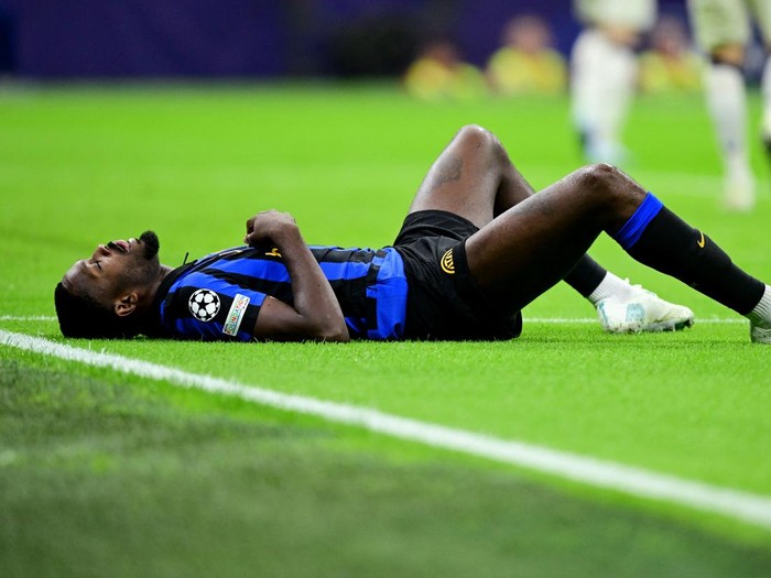Soccer Football - UEFA Champions League - Inter Milan v Club Brugge - San Siro, Milan, Italy - October 13, 2026 Inter Milan's Marcus Thuram reacts on the ground REUTERS/Daniele Mascolo