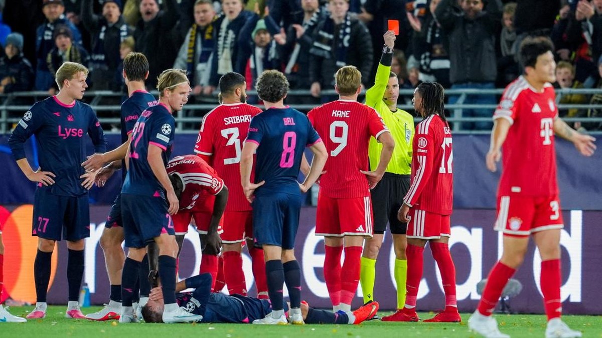 Momen Michael Olise dikartu merah wasit Georgi Kabakov di laga Viking vs Bayern Munich. (Foto: Lise Aserud/NTB via REUTERS)