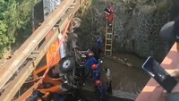 Ngeri Mobil Elf Terjun ke Sungai di Ciawi Arah Puncak, Sopir Tewas