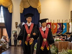 Pasutri Ini Jadi Guru Besar UGM Bareng di Anniversary Pernikahan ke-25 Tahun