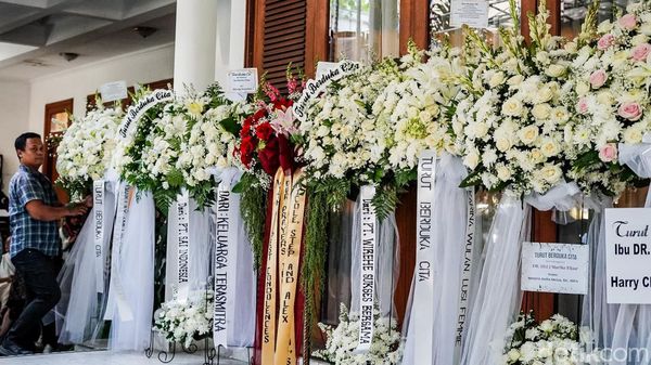 Martha Tilaar Berpulang, Karangan Bunga Memenuhi Kediaman