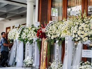Martha Tilaar Berpulang, Karangan Bunga Memenuhi Kediaman