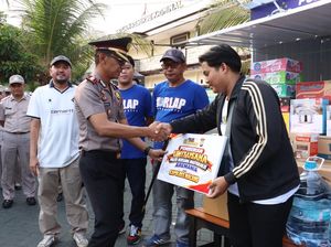 Polisi Bersama Masyarakat, Polres Malang Serahkan Bantuan Rombong UMKM ke Aremania