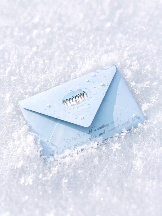 Potret Girls' Generation dalam Season's Greeting 2027 'Twenty in Frost'/ Foto: instagram.com/girlsgeneration Girls' Generation siap menyambut aktivitas grup di tahun baru mendatang dengan berpartisipasi dalam Season's Greeting 2027.