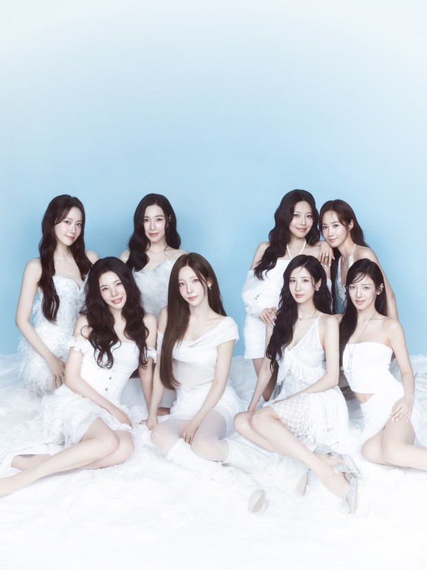 Potret Girls' Generation dalam Season's Greeting 2027 'Twenty in Frost'/ Foto: instagram.com/girlsgeneration Girls' Generation secara implisit mengungkapkan bahwa mereka akan kembali merilis karya baru dengan formasi lengkap 8 member untuk merayakan ulang tahun grup ke-20 tahun pada 2027 mendatang.