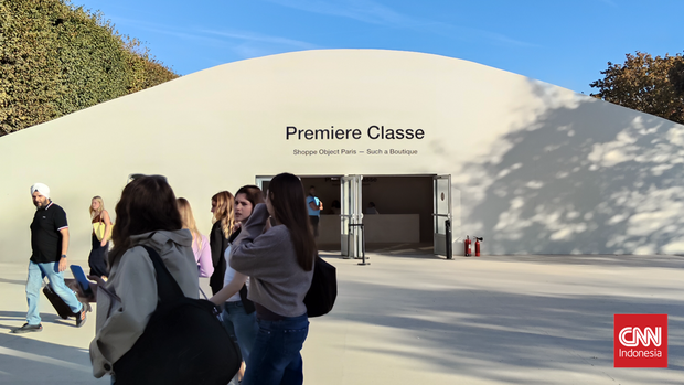Ajang Premiere Classe di Paris, Prancis jadi wadah kalangan pelaku industri mode untuk membangun koneksi bisnis. Desainer Indonesia turut berpartisipasi dalam gelaran ini di bawah bendera Pintu Incubator. (CNN Indonesia/Elise Dwi Ratnasari)