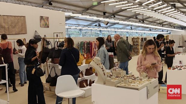 Ajang Premiere Classe di Paris, Prancis jadi wadah kalangan pelaku industri mode untuk membangun koneksi bisnis. Desainer Indonesia turut berpartisipasi dalam gelaran ini di bawah bendera Pintu Incubator. (CNN Indonesia/Elise Dwi Ratnasari)