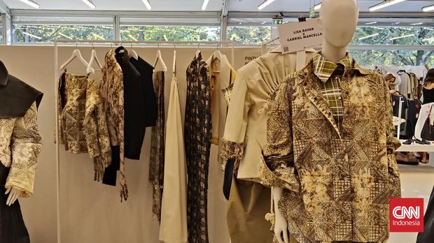 Ajang Premiere Classe di Paris, Prancis jadi wadah kalangan pelaku industri mode untuk membangun koneksi bisnis. Desainer Indonesia turut berpartisipasi dalam gelaran ini di bawah bendera Pintu Incubator. (CNN Indonesia/Elise Dwi Ratnasari)