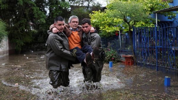 Santiago Dilanda Badai Dahsyat, Hujan Es Picu Banjir