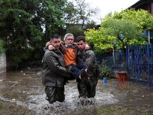Santiago Dilanda Badai Dahsyat, Hujan Es Picu Banjir